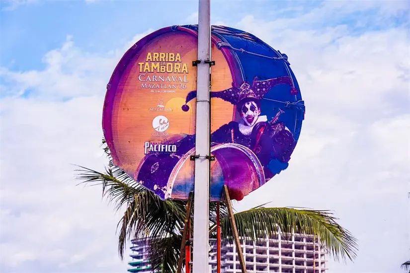 El malecón de Mazatlán luce una nueva cara con la instalación de pendones del Carnaval 2026