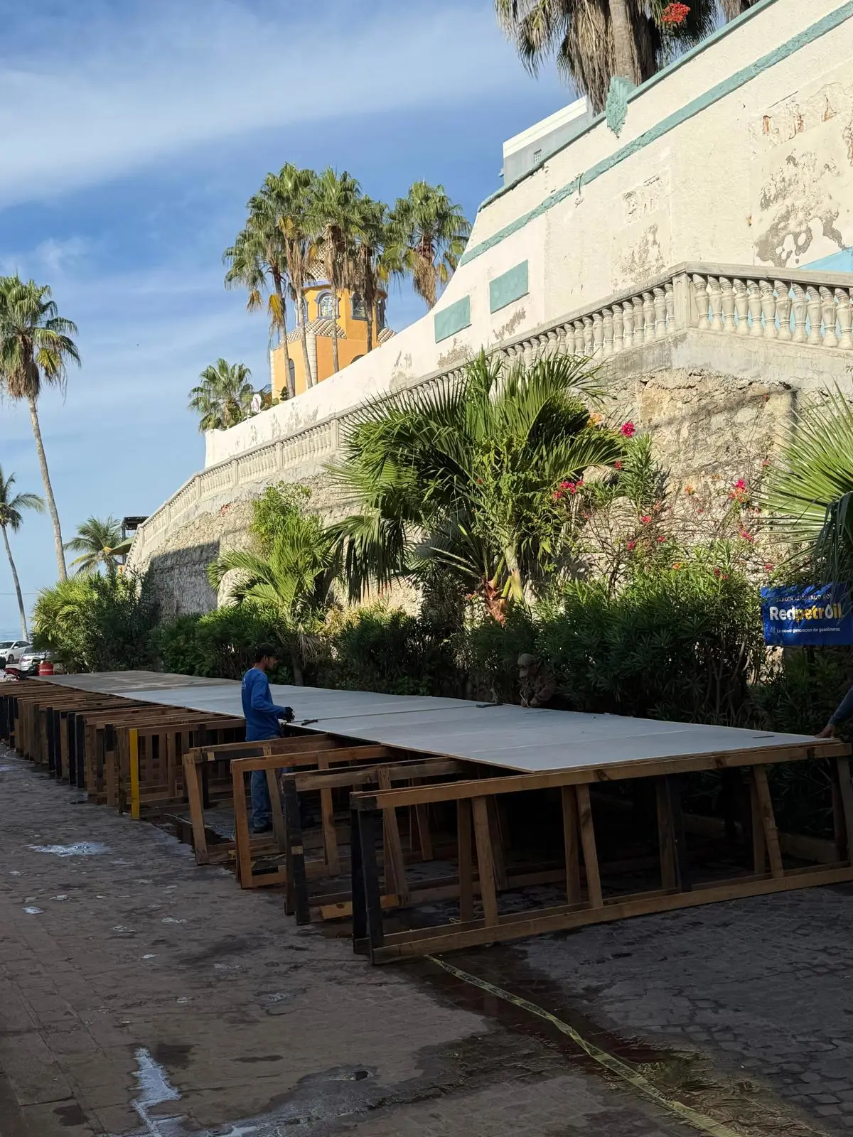 Personal del Instituto de Cultura inició la instalación de sanitarios públicos en la zona de fiesta de Olas Altas