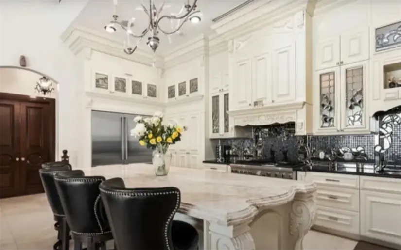 Su interior está lleno de detalles lujosos que le dan un toque elegante.