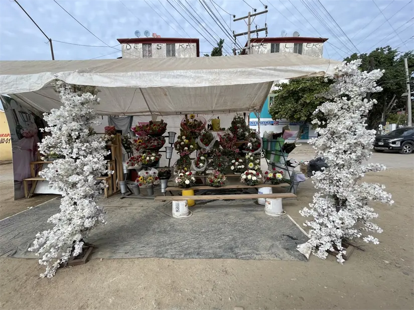 A ras de calle en la Avenida Manuel Clouthier la Florería Daniel trabaja las 24 horas del día, los siete días de la semana