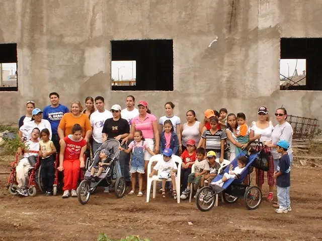 En sus inicios las madres integrantes de Padres y Compadres ocuparon varios lugares hasta conseguir la donación de un terreno en Vistas del Mar