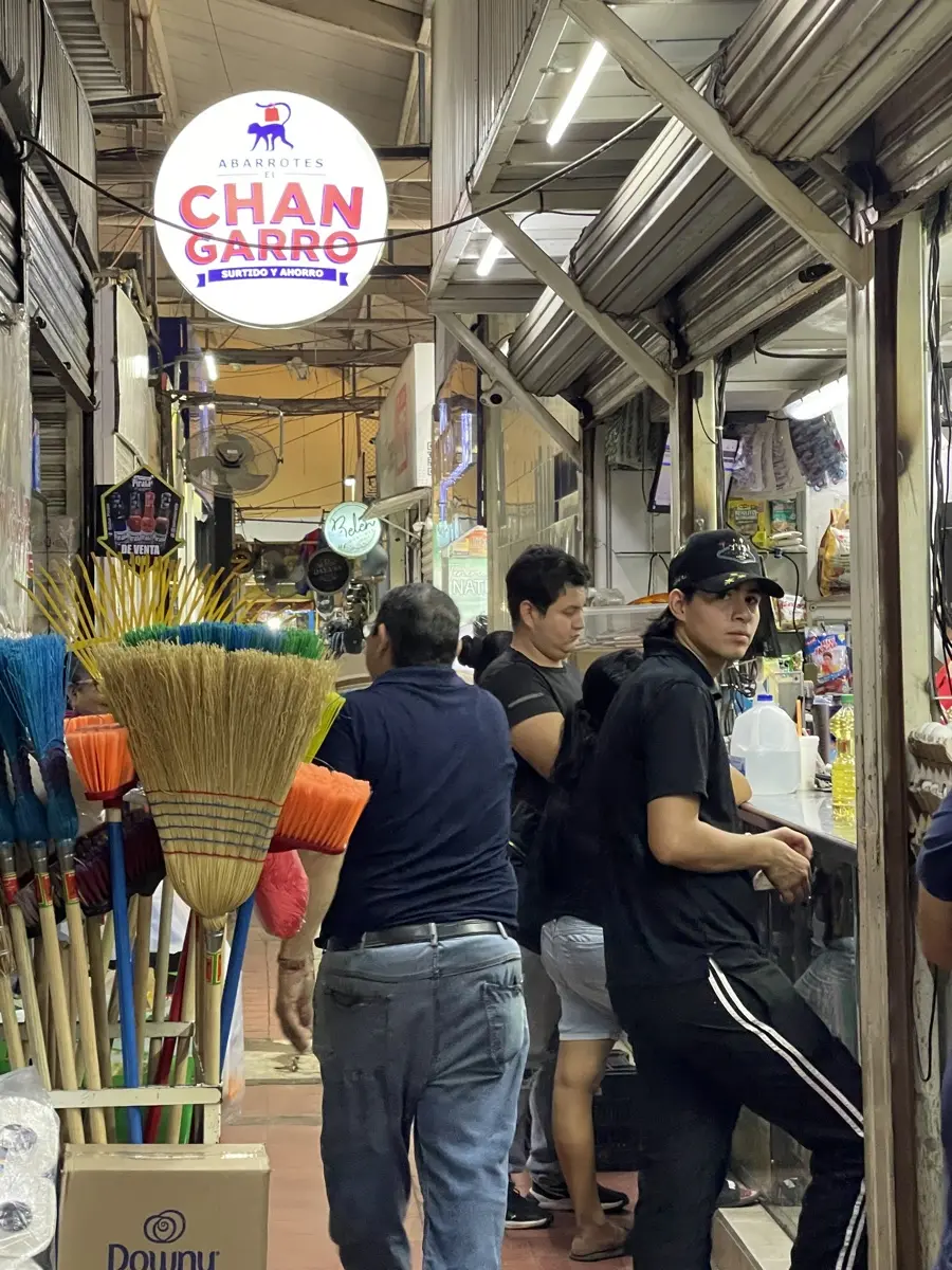 Negocios de diversos giros que ofrecen productos a buen precio se encuentran en el Mercado del Conchi