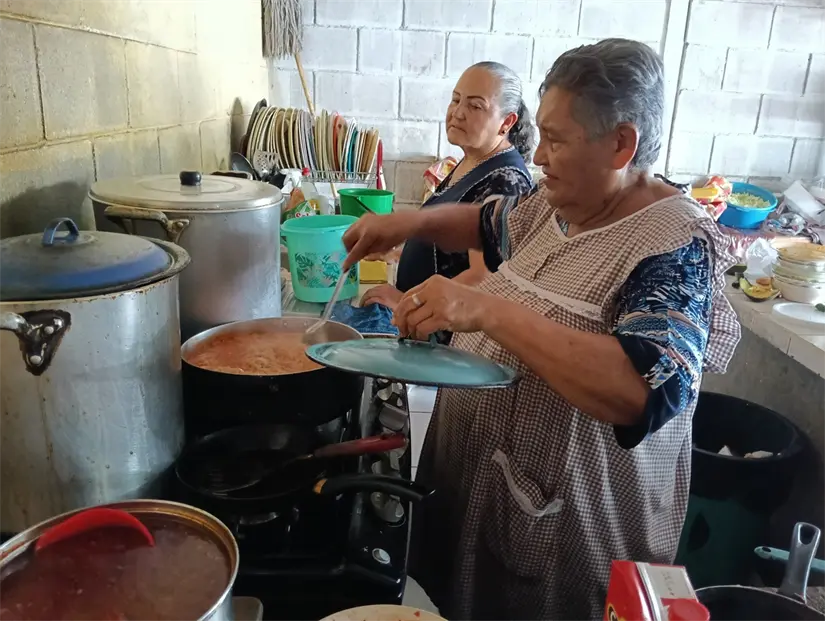Bertila Hernández Salazar tiene muchos años trabajando en su cocina económica en Navolato.