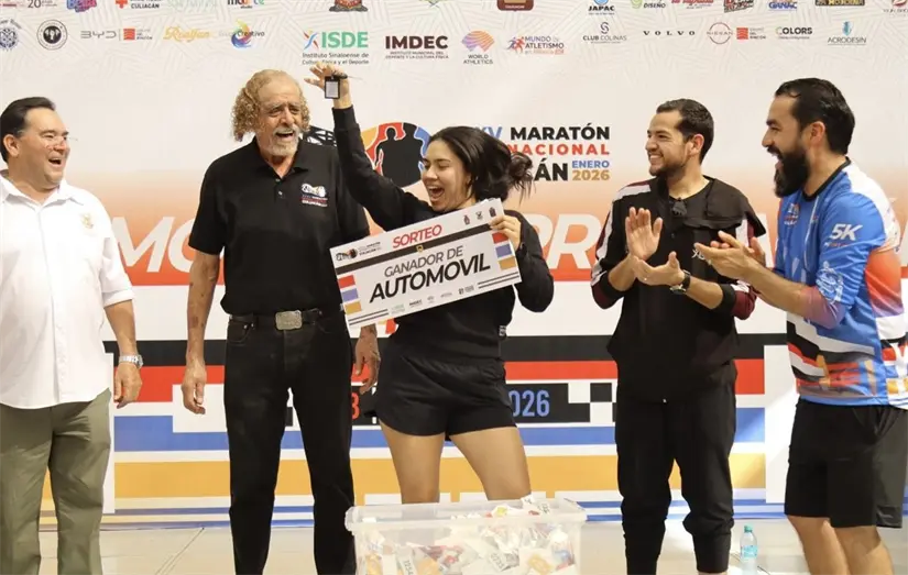 Karla Cázares, muy feliz tras resultar ganadora del automóvil último modelo rifado entre las y los participantes del Maratón Internacional de Culiacán 2026. Foto: Ayuntamiento de Culiacán