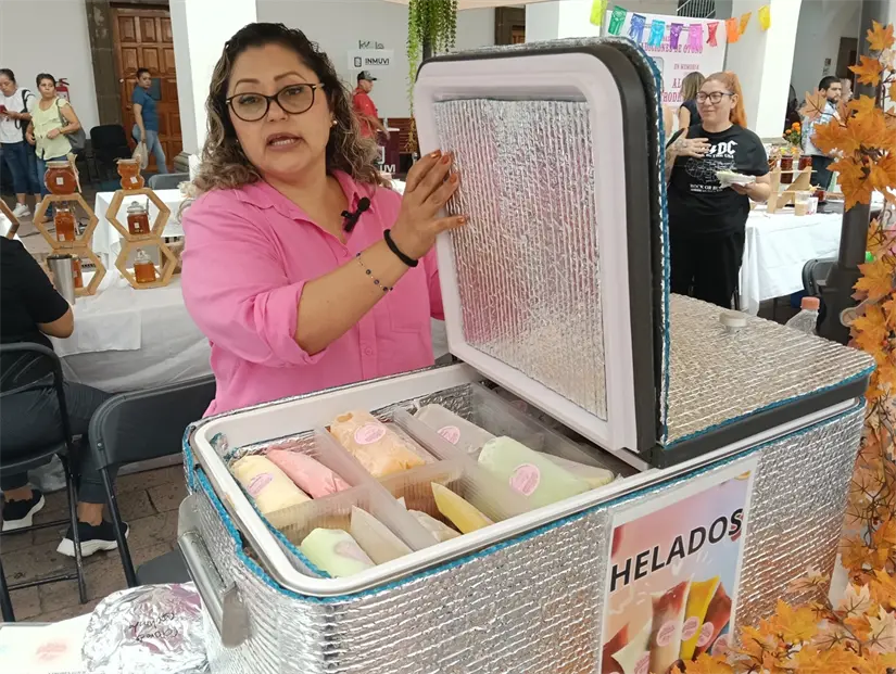 Yadira Angulo Machado ofrece sus helados en los bazares de la ciudad.