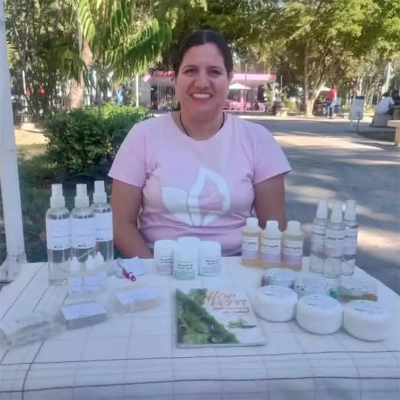 Irasema Borbón es una mujer que inició su negocio con algo tan básico como una planta de sábila.