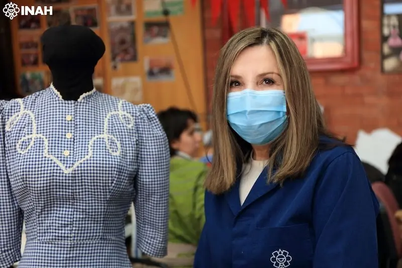 Lorena Román Torres es maestra del Seminario Taller de Conservación y Restauración de Textiles de la ENCRyM