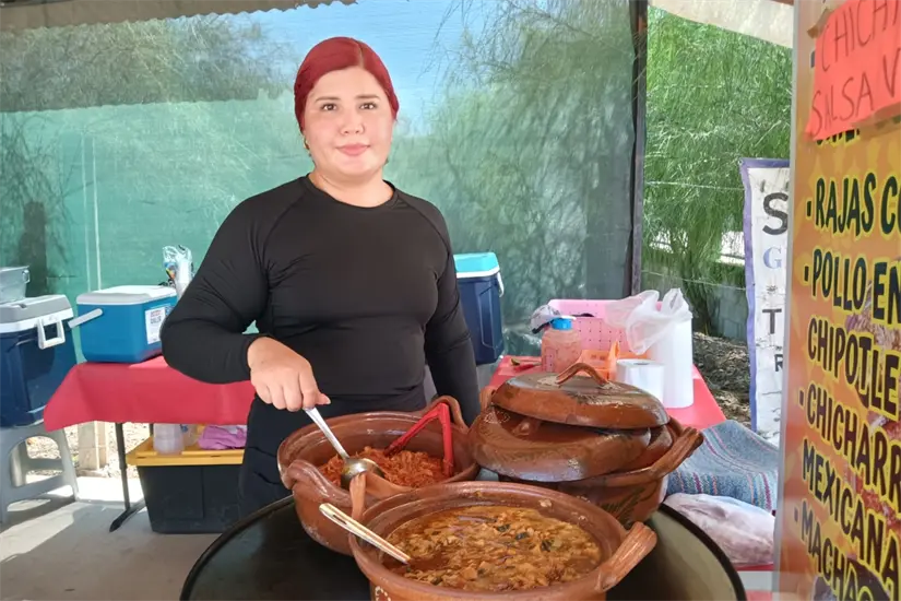 Tacos y burritos de guisos Laura es el principal sustento económico de cuatro integrantes de la familia, construido de forma gradual desde 2019, pasando por traslados, permisos y adaptación al entorno, hasta consolidarse hoy como un comercio fijo y reconocido por su clientela habitual.