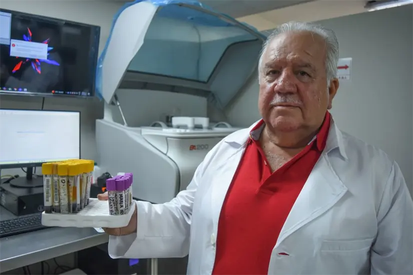 35 años de calidez y confianza: ‘el Químico de la Revolución’ ha convertido Laboratorios del Noroeste en un símbolo de servicio cercano y humano. Foto: Lino Ceballos