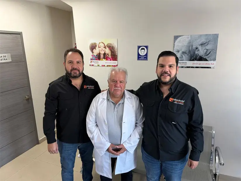 Jorge Sánchez Rubio y sus hijos Jorge Armando y Eduardo Alonso, legado familiar en Laboratorio del Noroeste. Foto: Cortesía/TBN