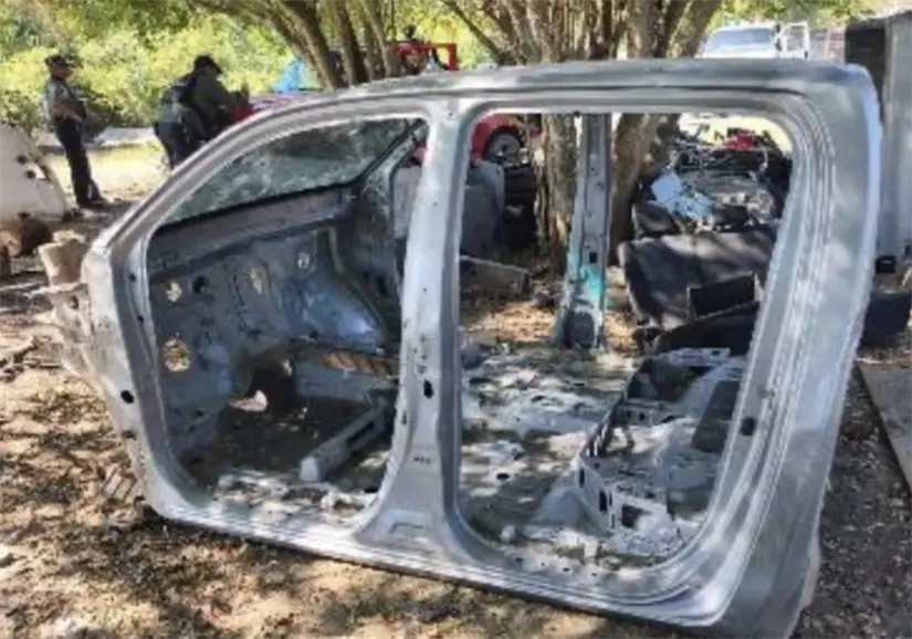 Además de los vehículos, se encontraron diversas autopartes como cabinas y chasis. Foto: Reporte18.