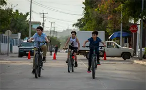 Después de 35 años, pavimentan la calle Mina de Topia en la colonia Antonio Toledo Corro en Culiacán
