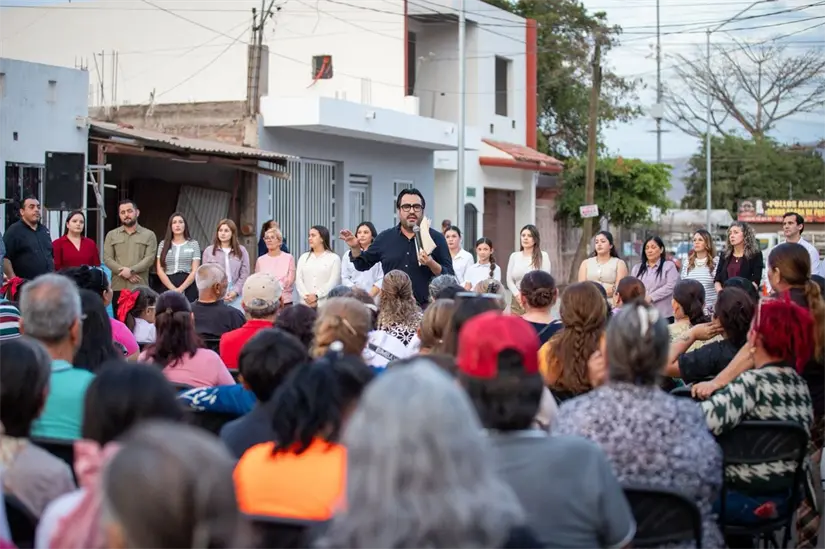 El alcalde, Juan de Dios Gámez entrega pavimentación histórica en la colonia Antonio Toledo Corro. Foto: Ayuntamiento de Culiacán