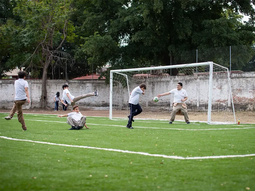 "Cuando las autoridades escuchan, los beneficios se multiplican": alumna celebra cancha con pasto sint&eacute;tico en La Campi&ntilde;a, Culiac&aacute;n