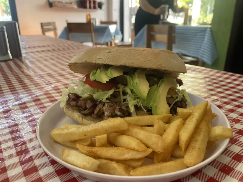 La torta especial es el emblema de La Pura SabrosuraMX, el platillo más pedido entre los clientes. Fotos: Lino Ceballos.