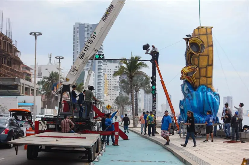 La instalación de los monigotes carnavaleros se realiza con el apoyo de elementos de tránsito municipal