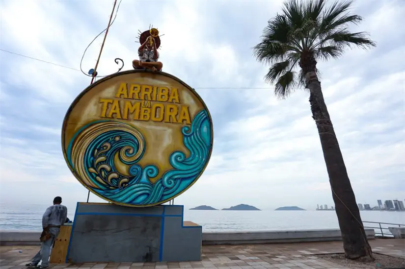 El ritmo de la tambora empieza a latir en la ciudad con la instalación de monigotes en el malecón