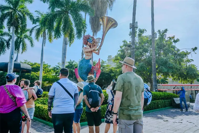 La Sirena del Carnaval fue instalada en la Plazuela Machado donde causa admiración de turistas y locales