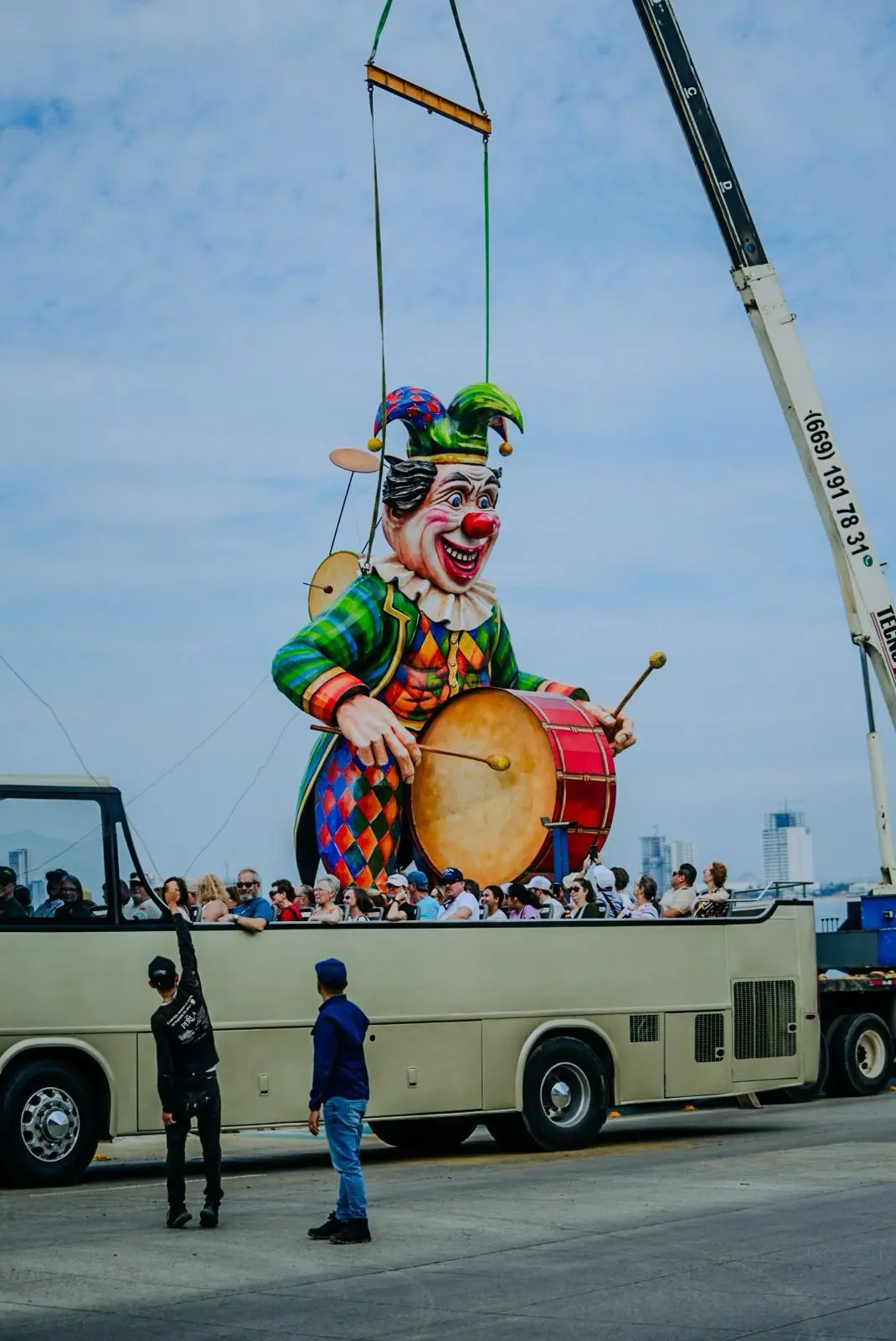 Los turistas que pasean en el malecón admiran los imponentes monigotes carnavaleros