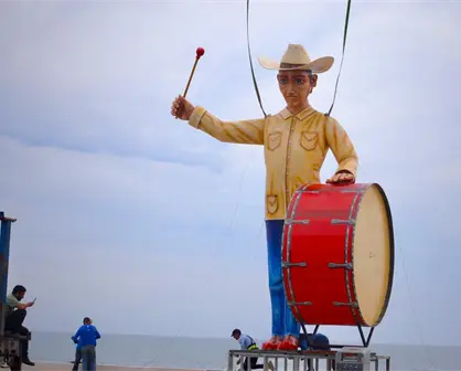 Llegaron los monigotes carnavaleros anunciando el inicio de la m&aacute;xima fiesta de Mazatl&aacute;n