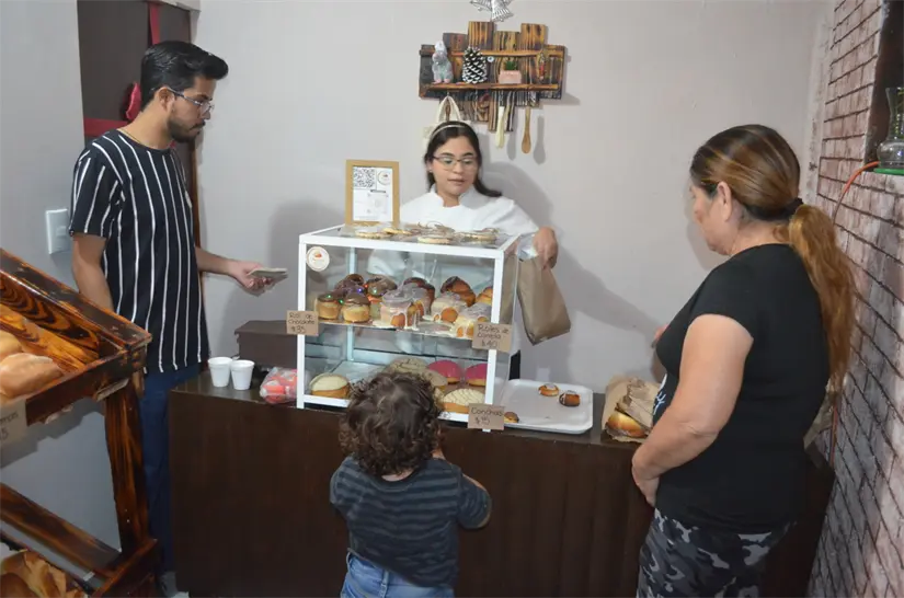 ¡Pan D’Liz abre sus puertas en la colonia Revolución! Con pan elaborado con masa madre y mucho amor, Lizbeth invita a todos a disfrutar de sus deliciosos manjares. Foto: Juan Madrigal