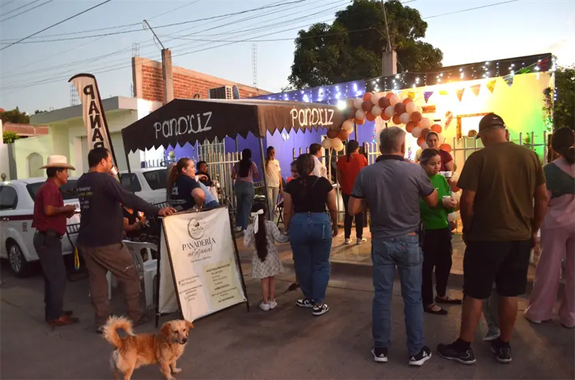 Durante la inauguración de su panadería, Lizbeth estuvo rodeada de familiares y amigos, quienes le desearon mucho éxito y lo mejor en esta nueva etapa de su emprendimiento. Foto: Juan Madrigal