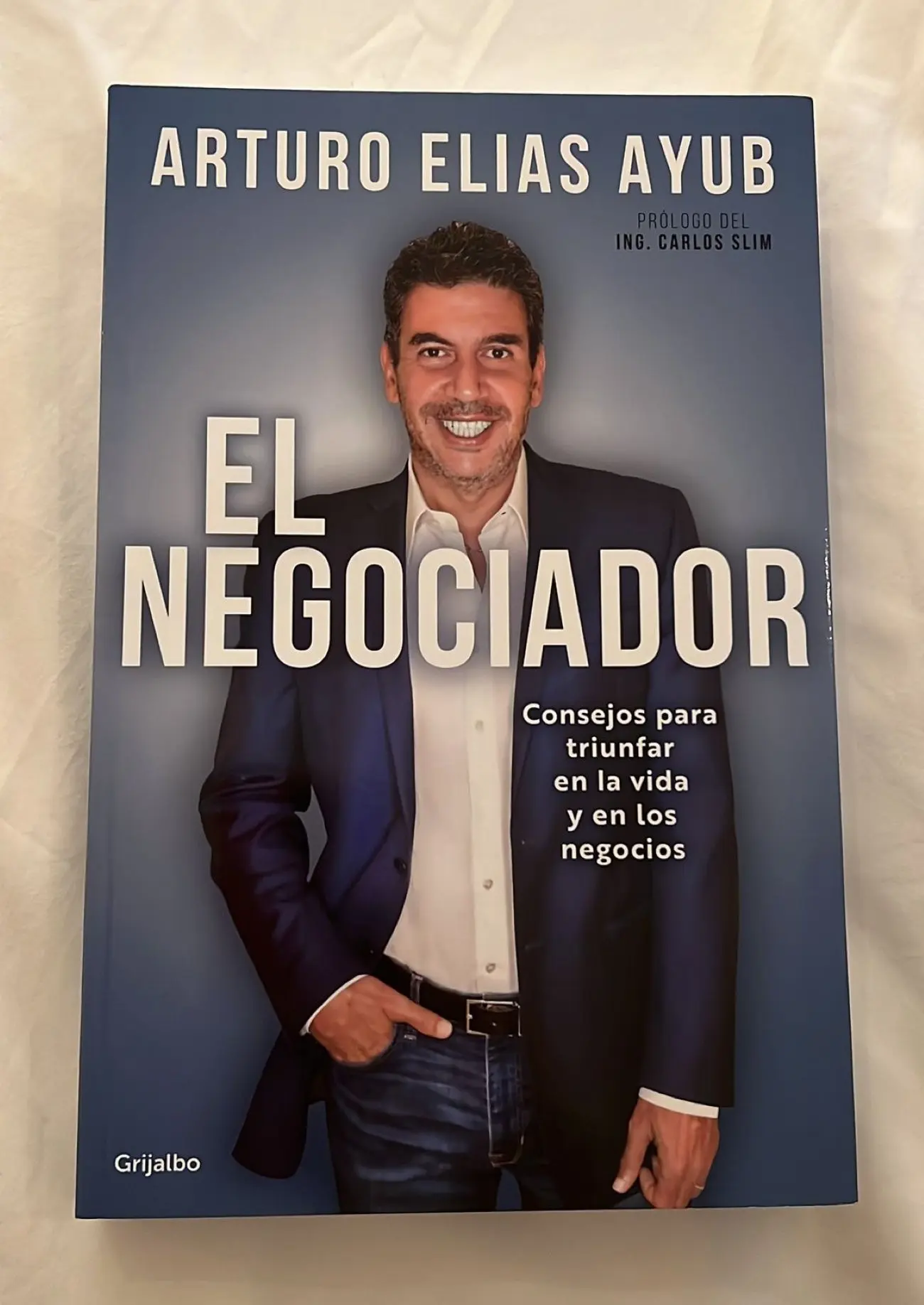 Uno de los libros que ha presentado Arturo Elías Ayub. Foto: Twitter.