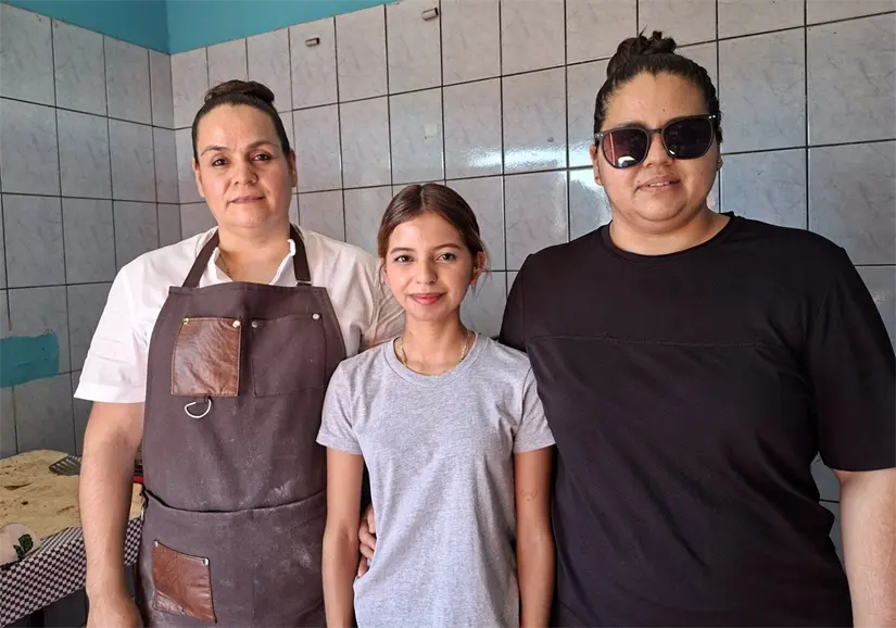 A Diana Celene la apoyan en su emprendimiento su hermana Nancy y su hija Diana Judith. Foto: Juan Madrigal