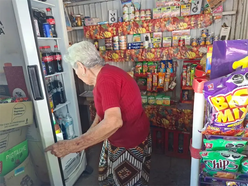 Armida, la abuelita que vende con el corazón y nunca se rinde en la colonia Sinaloa. Foto: Juan Madrigal