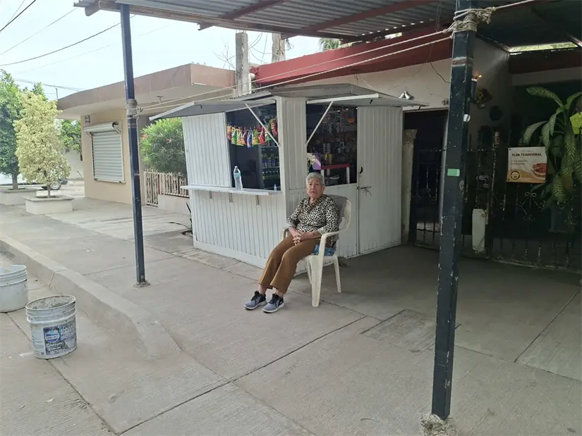 Fiel a su rutina, la señora Armida abre su estanquillo cada mañana en la colonia Sinaloa, regalando sonrisas y una alegría que ilumina a quienes pasan. Foto: Juan Madrigal