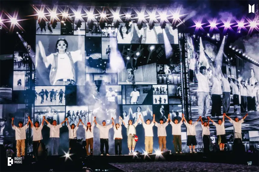 Integrantes de BTS en concierto.