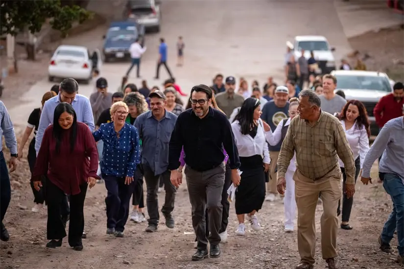 Vecinos de Buenos Aires felices porque muy pronto verán cumplido el sueño de calles pavimentadas. Foto: Ayuntamiento de Culiacán