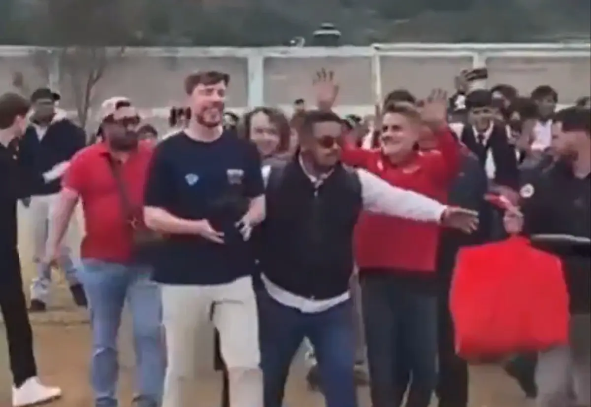 Eugenio Derbez y MrBeast en México: así fue su inesperado encuentro con fans.