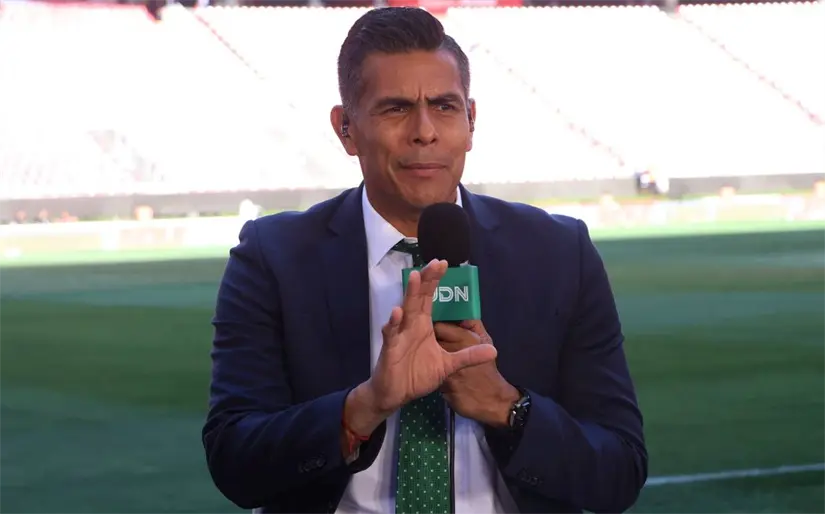 Osvaldo Sánchez como comentarista deportivo. Foto: Mediotiempo
