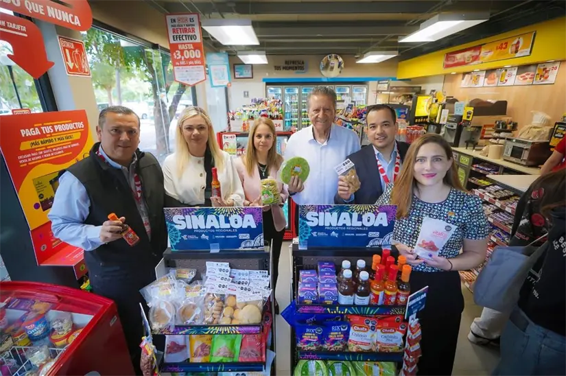 Productos locales. El exhibidor reúne marcas sinaloenses que ya se comercializan en más de 170 tiendas OXXO del estado.