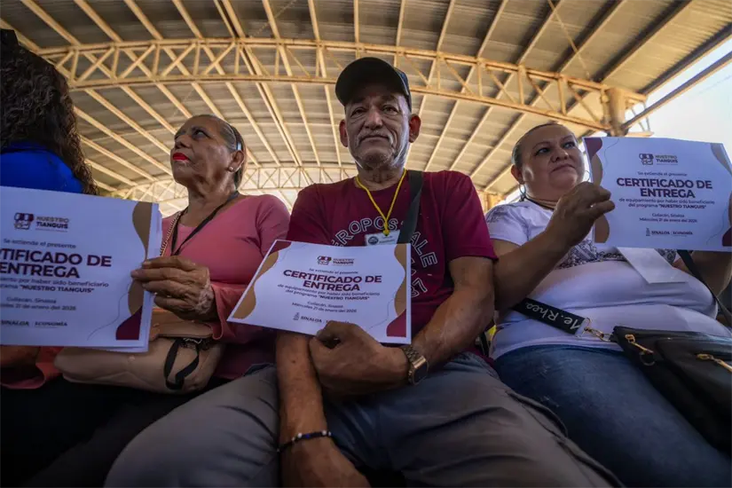 En la Unidad DIF CNOP, con el programa Nuestro Tianguis se apoyó a 300 tianguistas con carpa, mesa y silla. Foto: Foto: Gobierno del Estado de Sinaloa