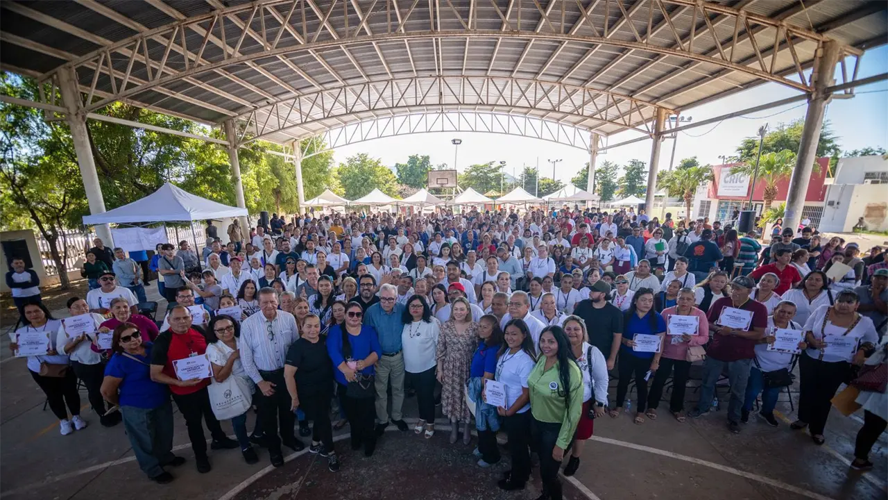 El gobernador de Sinaloa, Rubén Rocha Moya, encabezó la entrega de 300 apoyos a tianguistas de Culiacán, como parte del programa Nuestro Tianguis. . Foto: Gobierno del Estado de Sinaloa