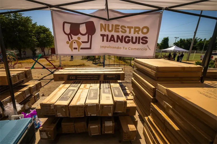 Carpas, mesas y sillas forman parte del apoyo entregado a tianguistas de Culiacán para mejorar sus condiciones de trabajo. Foto: Gobierno del Estado de Sinaloa
