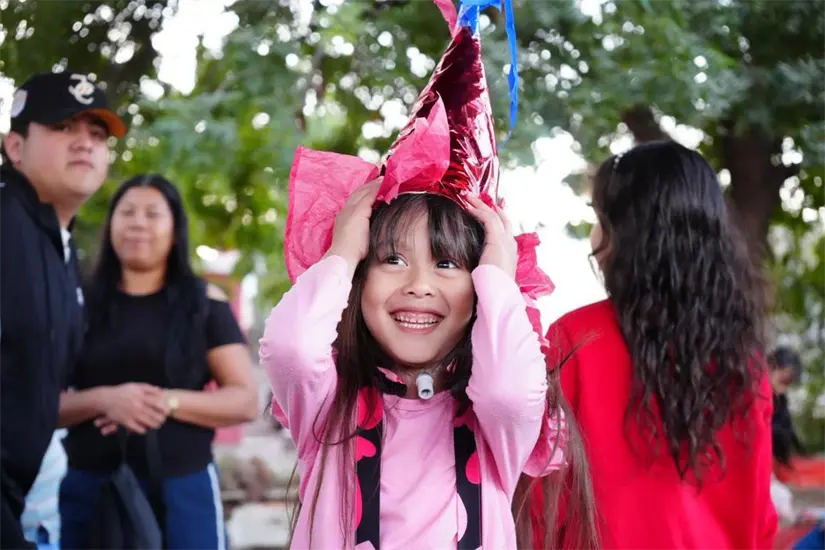 Jóvenes Morena Sinaloa llevaron alegría y convivencia a la Unidad Deportiva Progreso Los Ayalés durante el Día de Reyes, ofreciendo actividades recreativas, rosca, dulces y piñata para la niñez. Foto: Cortesía/TBN
