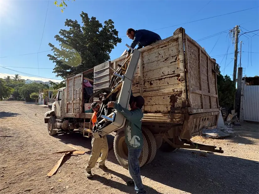 Vecinos de Buenos Aires retiraron cacharros en una jornada de descacharrización para mantener su barrio limpio y saludable. Foto: Dirección de Salud Municipal Culiacán