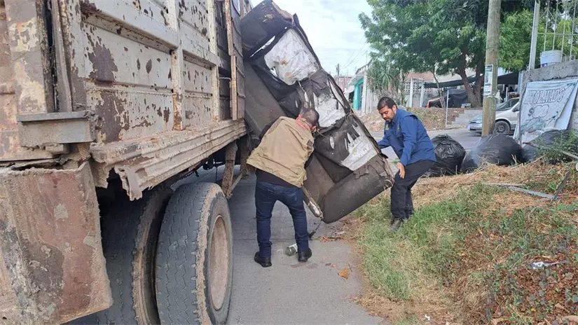 Habitantes de la colonia Independencia participaron en una jornada de descacharrización para mantener su barrio limpio y saludable. Foto: Dirección de Salud Municipal Culiacán