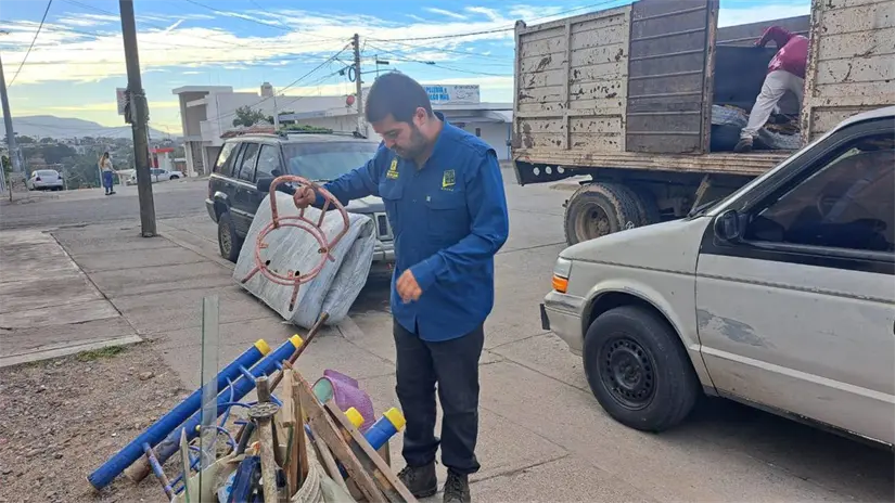 El Ayuntamiento de Culiacán organizó este mes una jornada de descacharrización en las colonias Buenos Aires e Independencia, donde vecinos retiraron llantas, envases y otros objetos para prevenir focos de infección y cuidar la salud comunitaria. Foto: Dirección de Salud Municipal Culiacán