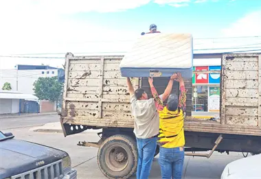 Por un Culiac&aacute;n m&aacute;s limpio y saludable, vecinos de la Buenos Aires e Independencia participan en jornada de descacharrizaci&oacute;n