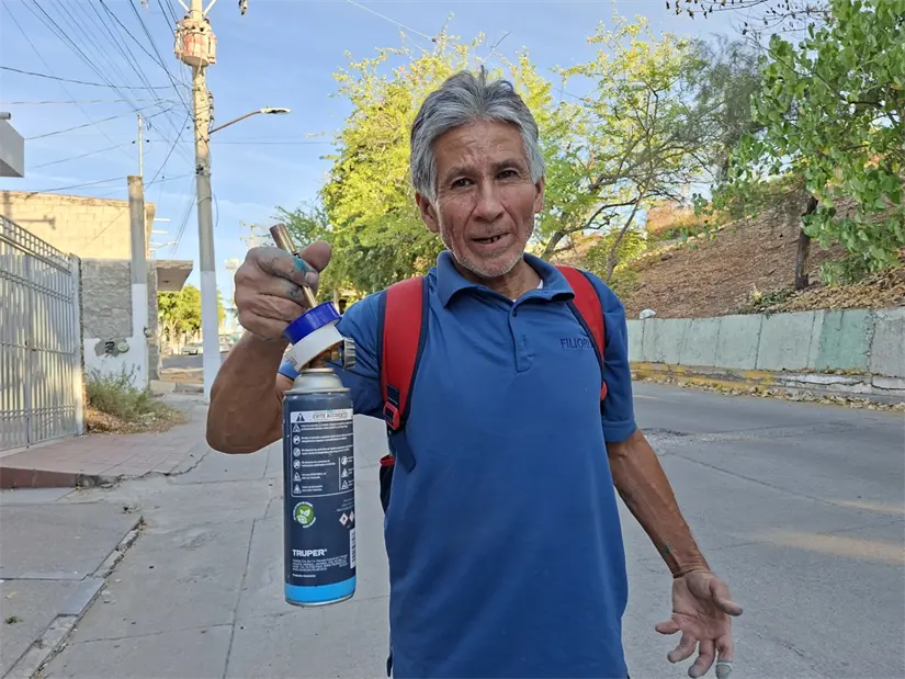 Con un tanque de gas y mucha fe, Miguel Ángel recorre Culiacán buscando trabajo digno. Foto: Juan Madrigal
