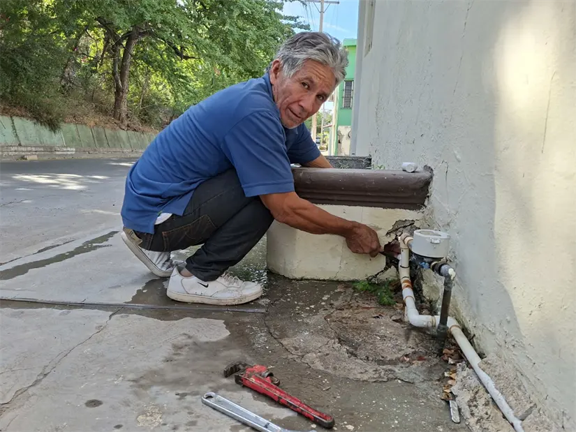 Con fe, esfuerzo y un pequeño tanque de gas, Miguel Ángel Sánchez Machado lleva trabajo honesto y confianza a cada hogar de las colonias alrededor de Loma Linda. Foto: Juan Madrigal