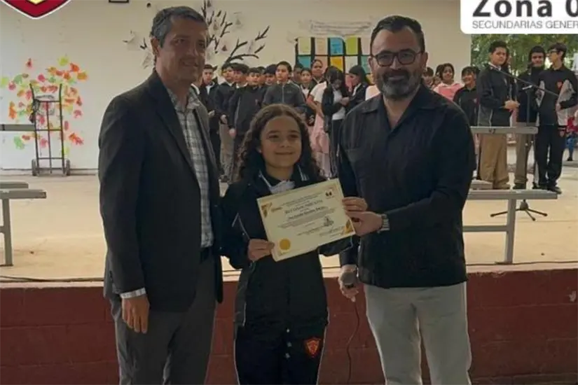 Ana Kamila Sánchez García, alumna de primer grado en la Esc. Sec. Gral. #8 “Don Jesús Silva Herzog”, turno matutino, ganó el primer lugar en la Olimpiada de Matemáticas, etapa zonal.