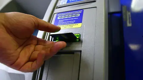Esto deberás hacer en caso de que tu tarjeta se quede atascada en el cajero. Foto: Cortesía.