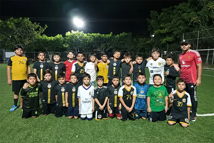 Desde la cancha de Finisterra, Kevin y su escuelita de fútbol apuestan por la inclusión, el aprendizaje y la construcción de comunidad en el sector Finisterra.