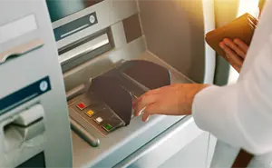Condusef explica qué hacer si el cajero retiene tu tarjeta y cómo proteger tu cuenta