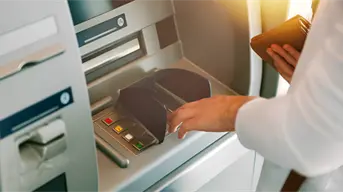 Condusef explica qué hacer si el cajero retiene tu tarjeta y cómo proteger tu cuenta